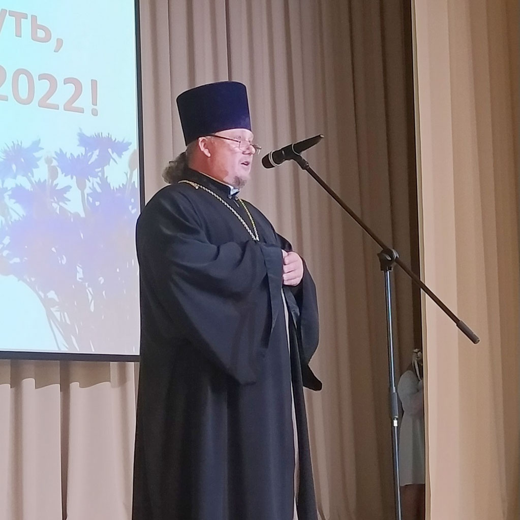 Благочинный Добрушского округа напутствовал выпускников 2022 года