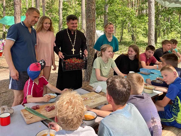 Священник посетил ребят в туристическом лагере