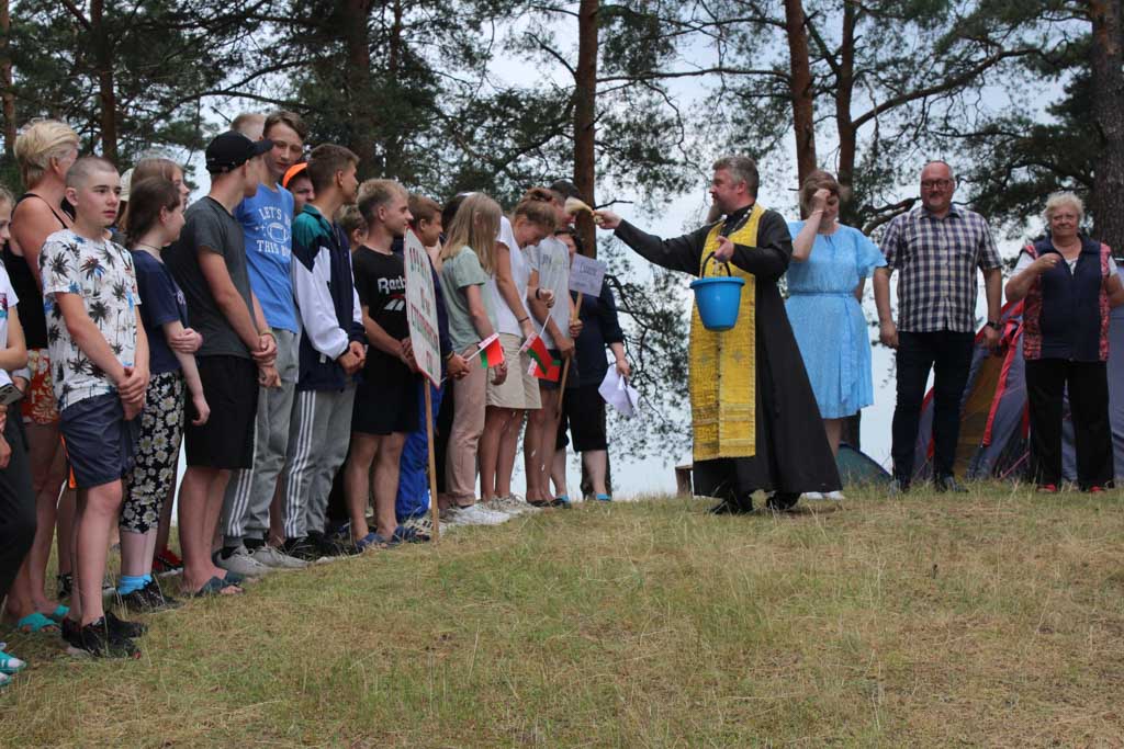 Священник благословил участников лагеря дружбы славянских народов “Крынічка-2022”
