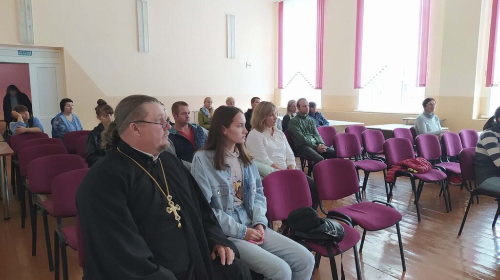 Благочинный Добрушского округа принял участие в родительском собрании